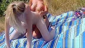 Entre teens 18+ et milf aux yeux de tous - exhib en public