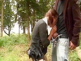 Etudiante baise avec Step son homme dans la foret en mini jupe