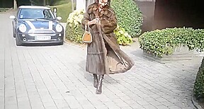 Exhibe dans la rue nue sous Step son manteau