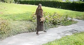 Exhibe dans la rue nue sous Step son manteau