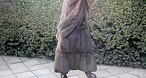 Exhibe dans la rue nue sous Step son manteau