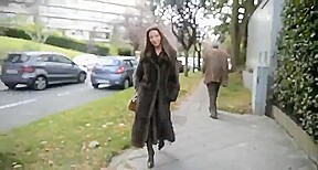 Exhibe dans la rue nue sous Step son manteau