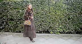 Exhibe dans la rue nue sous Step son manteau