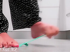 Feet Vs Rubber Band To Satisfy Your Foot Fetish