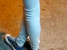 Femme qui attend le bus en jeans moulant