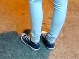 Femme qui attend le bus en jeans moulant
