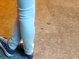 Femme qui attend le bus en jeans moulant