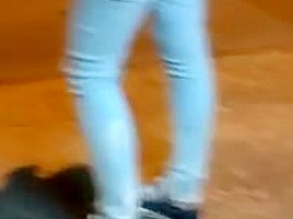 Femme qui attend le bus en jeans moulant