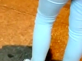 Femme qui attend le bus en jeans moulant