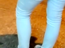Femme qui attend le bus en jeans moulant