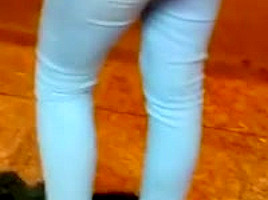 Femme qui attend le bus en jeans moulant
