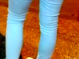 Femme qui attend le bus en jeans moulant