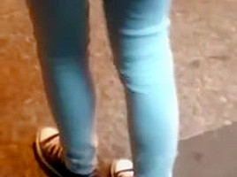 Femme qui attend le bus en jeans moulant