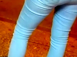 Femme qui attend le bus en jeans moulant