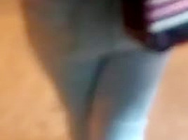 Femme qui attend le bus en jeans moulant