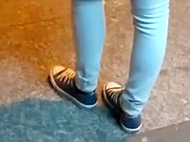 Femme qui attend le bus en jeans moulant