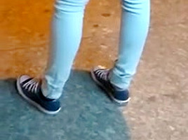 Femme qui attend le bus en jeans moulant