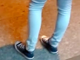 Femme qui attend le bus en jeans moulant