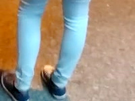 Femme qui attend le bus en jeans moulant