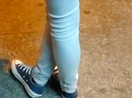 Femme qui attend le bus en jeans moulant