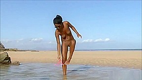 Gostosa sensual de biquini na praia sensualizando