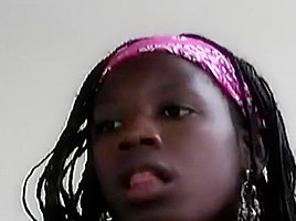 Gros pervers deboite une black