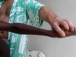 Gros pervers deboite une black