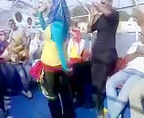 Hijabi big booty twerks