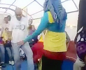 Hijabi big booty twerks