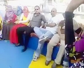 Hijabi big booty twerks