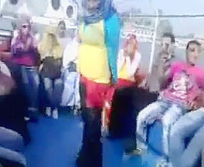 Hijabi big booty twerks