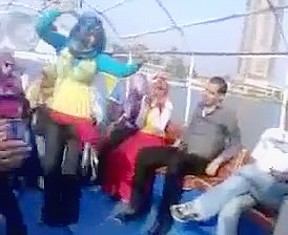 Hijabi big booty twerks