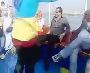 Hijabi big booty twerks