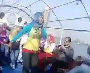 Hijabi big booty twerks