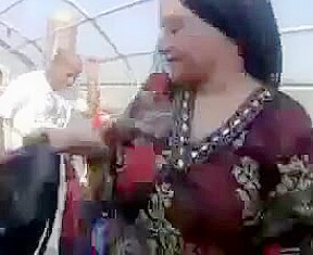 Hijabi big booty twerks
