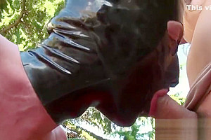 Horny shemale fucks a dude in outdoors