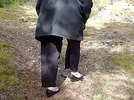 Huguette pisse dans la nature