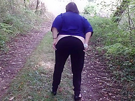 Huguette pisse dans la nature