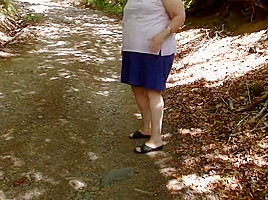 Huguette pisse dans la nature
