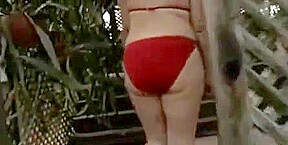 Jolie brune a la piscine