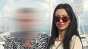 Laura, 34 years old, perfumery saleswoman in Paris and crazy about sex!