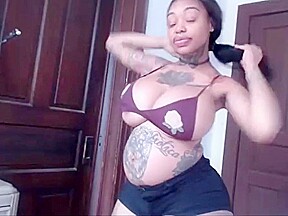 Light skin cam girl showing her ass