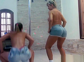 Loiras nuas dancando