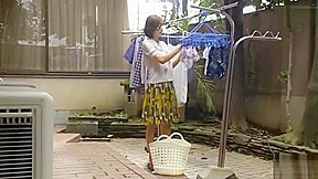 家庭主妇Matsushita Saeko满意年轻邻居