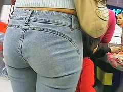 Megan Fox level sexiness of a blonde in a candid street mall video