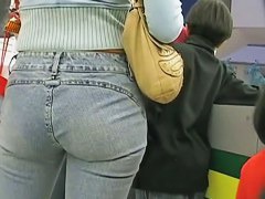 Megan Fox level sexiness of a blonde in a candid street mall video