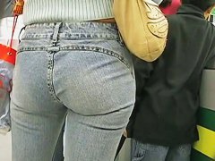 Megan Fox level sexiness of a blonde in a candid street mall video