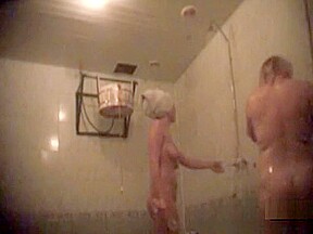 Mudy Step moms spied in the shower