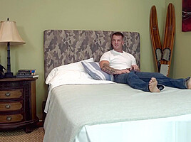 Muscular homo Quentin Gainz rammed with raw cock by soldier