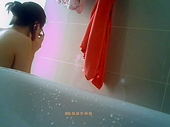 Nerdy asian naked in de shower